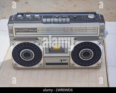 Ein Retro-Radio auf weißer Arbeitsplatte Stockfoto