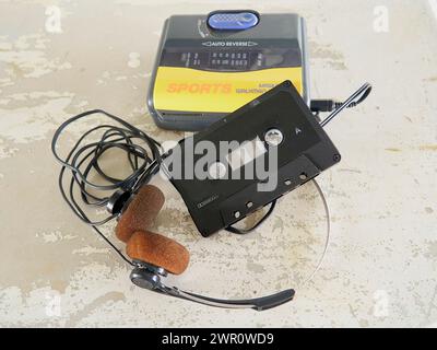 Vintage-Kassettenrekorder mit Ohrhörerkabel und Klebeband Stockfoto