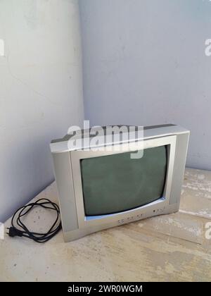 Vintage-Fernseher vor einer weißen Wand Stockfoto