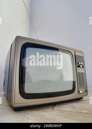 Kleiner Fernseher im Vintage-Stil der 1970er Jahre Stockfoto