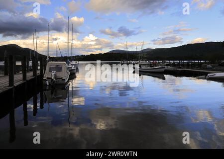 Sonnenuntergang über Booten, die bei Nichol End Marine, Derwentwater, Keswick Town, Cumbria, Lake District National Park, England, Großbritannien vor Anker gestellt werden Stockfoto