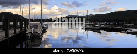 Sonnenuntergang über Booten, die bei Nichol End Marine, Derwentwater, Keswick Town, Cumbria, Lake District National Park, England, Großbritannien vor Anker gestellt werden Stockfoto