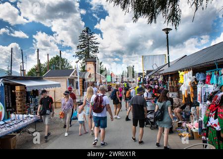 5. juli 2023, Zakopane, Polen: Touristen spazieren am Marktstand mit Souvenirs auf dem Berg Gubalowka entlang Stockfoto