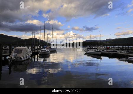 Sonnenuntergang über Booten, die bei Nichol End Marine, Derwentwater, Keswick Town, Cumbria, Lake District National Park, England, Großbritannien vor Anker gestellt werden Stockfoto