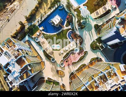 Drohne von oben Blick Punta Prima am Meer moderner Wohnkomplex an sonnigen Sommertagen. Reise und Tourismus, modernes Architekturkonzept Stockfoto