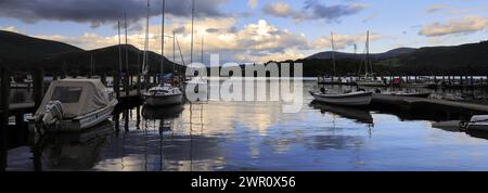 Sonnenuntergang über Booten, die bei Nichol End Marine, Derwentwater, Keswick Town, Cumbria, Lake District National Park, England, Großbritannien vor Anker gestellt werden Stockfoto