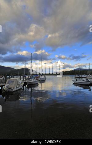 Sonnenuntergang über Booten, die bei Nichol End Marine, Derwentwater, Keswick Town, Cumbria, Lake District National Park, England, Großbritannien vor Anker gestellt werden Stockfoto