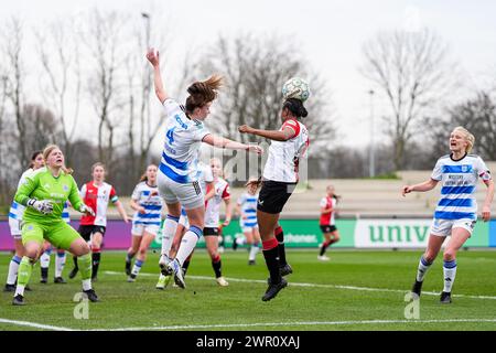 Rotterdam, Niederlande. März 2024. Rotterdam - Mayke Lindner von PEC Zwolle Vrouwen, Celainy Obispo von Feyenoord V1 während des Spiels zwischen Feyenoord V1 und PEC Zwolle V1 bei Nieuw Varkenoord am 10. März 2024 in Rotterdam, Niederlande. Credit: Box to Box Pictures/Alamy Live News Stockfoto