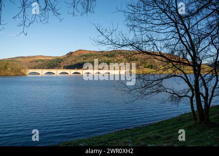 Ashopton Viaduct und Ladybower Reservoir im Peak District Nationalpark an einem sonnigen Wintertag. Stockfoto