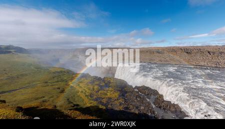 Dettifoss Wasserfalllandschaft, starker Wasserfluss im beeindruckenden Jokulsargljufur Canyon in Island. Naturwunder-Konzept. Stockfoto
