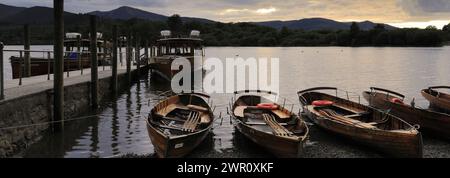 Sonnenuntergang über den hölzernen Ruderbooten auf Derwentwater, Keswick Town, Cumbria, Lake District National Park, England, Großbritannien Stockfoto