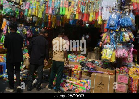 Silguri, Westbengalen, INDIEN. März 2024. Vor der Holi-Feier, einem beliebten Hindujahrsfest der Farben in Siliguri, werden Käufer in einem Geschäft gesehen, das Farben und Wasserpistolen verkauft. (Kreditbild: © Diptendu Dutta/ZUMA Press Wire) NUR REDAKTIONELLE VERWENDUNG! Nicht für kommerzielle ZWECKE! Stockfoto