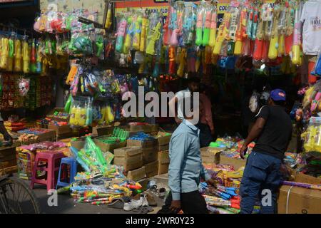 Silguri, Westbengalen, INDIEN. März 2024. Vor der Holi-Feier, einem beliebten Hindujahrsfest der Farben in Siliguri, werden Käufer in einem Geschäft gesehen, das Farben und Wasserpistolen verkauft. (Kreditbild: © Diptendu Dutta/ZUMA Press Wire) NUR REDAKTIONELLE VERWENDUNG! Nicht für kommerzielle ZWECKE! Stockfoto