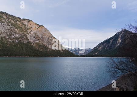 Panoramablick auf den Heiterwanger See im Winter Stockfoto