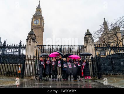 Eine Gruppe von Müttern beginnt am Muttertag einen fünftägigen Hungerstreik vor den Houses of Parliament in London, um die Aufmerksamkeit auf Eltern in Großbritannien zu lenken, die Mahlzeiten auslassen, um ihre Kinder zu ernähren. Die Mütter, die an dem friedlichen Protest teilgenommen haben, wollen von Sonntag bis Donnerstag ohne Essen streiken. Bilddatum: Sonntag, 10. März 2024. Stockfoto