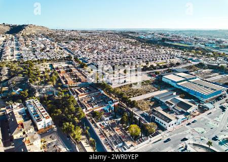 Aus der Vogelperspektive auf das spanische Rojales Stadtbild von oben. Spanien Stockfoto