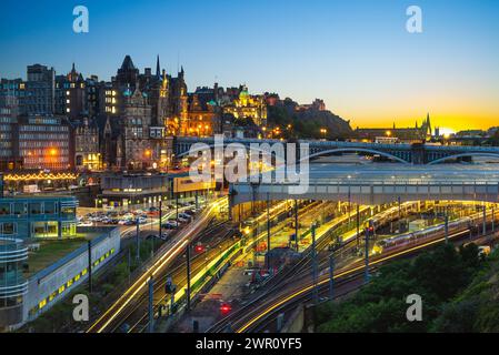 Nachtansicht auf den Bahnhof waverley in edinburgh, schottland, vereinigtes Königreich Stockfoto