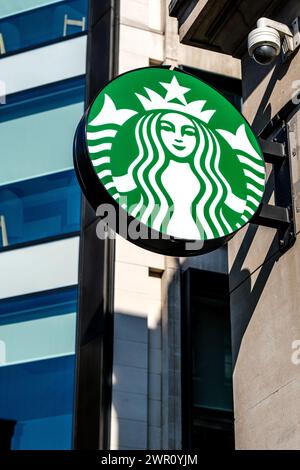 Soho, London UK, 08. März 2024, Starbucks Coffee Shop Logo mit Sicherheitskamera und No People Stockfoto