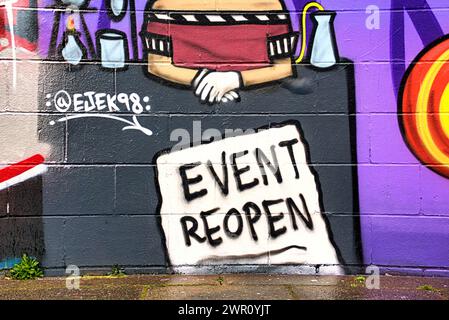 Glasgow, Schottland, Großbritannien. 10. März 2024: Fans von Willy’s Chocolate Experience begaben sich zu den Kunstwerken am Ufer des Flusses clyde. Willy Wonka Debacle Wandgemälde erschien auf der clyde Side Graffiti Wand auf dem clyde Walkway. Das Gemälde wurde von dem Künstler Ejek geschaffen, nachdem das Film Experience Event zu nationalen Nachrichten wurde. Das Kunstwerk zeigt die Schauspielerinnen, die bei der Veranstaltung als Oompa Loompa und „The Unknown“ aus dem Skript für künstliche Intelligenz arbeiteten. Credit Gerard Ferry/Alamy Live News Stockfoto