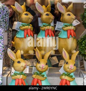 Soho, London, UK, 08. März 2024, Schaufensterpräsentation der niedlichen Osterhasen ohne Leute Stockfoto