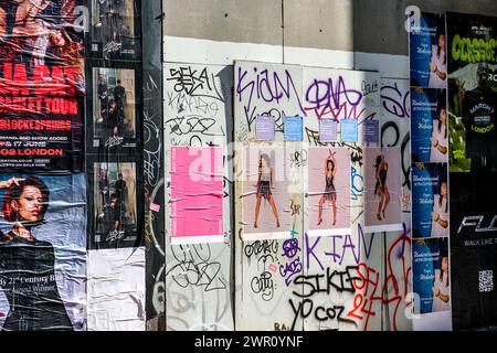 Soho, London UK, 08. März 2024, Werbeplakate bedeckt mit Graffiti mit No People Stockfoto