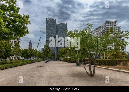 Park und moderne Gebäude auf der Europaallee im neuen Europaviertel-Viertel Stockfoto