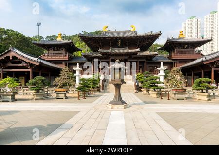 Hongkong, 27. März 2019: Blick auf das Chi Lin Nunnery in Hongkong an einem bewölkten Tag Stockfoto