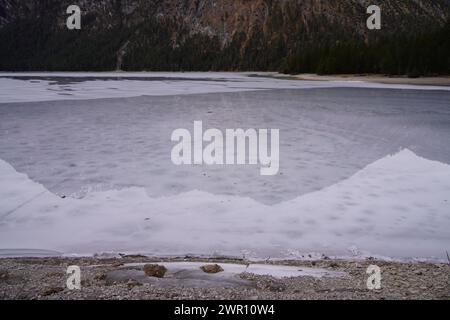 Reflexionen im Heiterwanger See im Winter Stockfoto