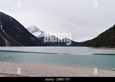 Panoramablick auf den Heiterwanger See im Winter Stockfoto