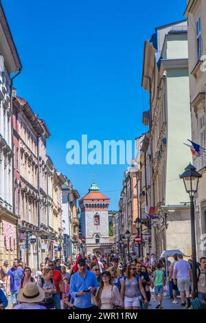 8. juli 2023: Krakau, Polen: Perspektive von St. Florian Street mit Florian Gate in der Entfernung in der Krakauer Altstadt Stockfoto