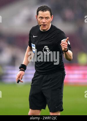 Schiedsrichter Darren England während des Premier League-Spiels im London Stadium. Bilddatum: Sonntag, 10. März 2024. Stockfoto