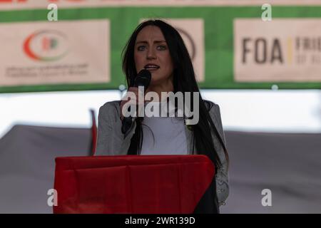 Emma Sheerin, Sinn Fein MLA für Mid Ulster, spricht auf der Bühne des National march for Palestine in London. März 2024 Stockfoto