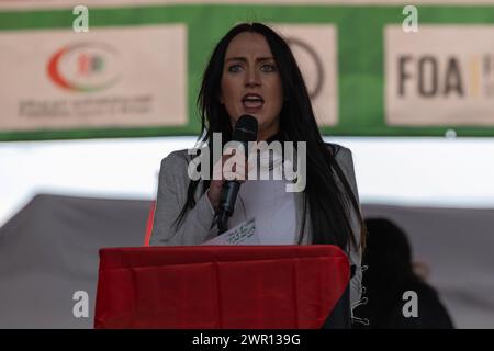 Emma Sheerin, Sinn Fein MLA für Mid Ulster, spricht auf der Bühne des National march for Palestine in London. März 2024 Stockfoto