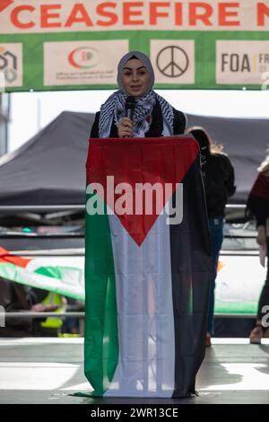 Leanne Mohamad, eine prominente pro-palästinensische Aktivistin, spricht von der Bühne während des Nationalmarsches für Palästina in London am 9. März 2024. Stockfoto