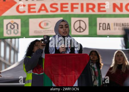 Leanne Mohamad, eine prominente pro-palästinensische Aktivistin, spricht von der Bühne während des Nationalmarsches für Palästina in London am 9. März 2024. Stockfoto