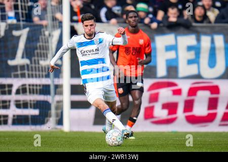 ZWOLLE, NIEDERLANDE - 10. MÄRZ: Anouar El Azzouzi von PEC Zwolle dribbelt mit dem Ball während des niederländischen Eredivisie-Spiels zwischen PEC Zwolle und FC Volendam im MAC³PARK stadion am 10. März 2024 in Zwolle, Niederlande. (Foto: Rene Nijhuis/Orange Pictures) Stockfoto