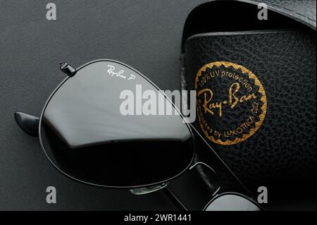 New York, USA - 9. Februar 2024: Ray Ban Sonnenbrille auf schwarzem Metallhintergrund Stockfoto