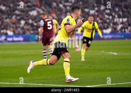 Burnleys Josh Cullen feiert das zweite Tor des Spiels, das Konstantinos Mavropanos von West Ham United (nicht abgebildet) durch ein eigenes Tor während des Premier League-Spiels im London Stadium erzielte. Bilddatum: Sonntag, 10. März 2024. Stockfoto