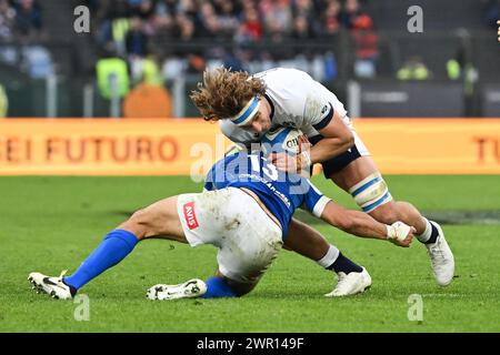 Juan Ignacio Brex (Italien) und Jamie Ritchie (Schottland) während des Six Nations Rugby-Spiels zwischen Italien und Schottland am 9. März 2024 im Stadio Olimpico in Rom. Stockfoto