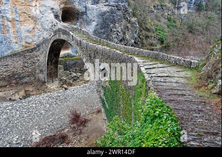 Blick auf die traditionelle Steinbrücke Kokkorou in der Nähe des Dorfes Kipi in Zagori von Epirus, Griechenland Stockfoto