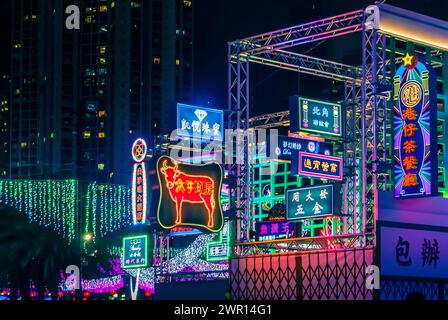 Hongkong - 27. September 2015 - dichte farbenfrohe Neonschilder beim Mid-Autumn Festival Stockfoto