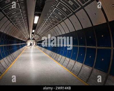 Futuristischer Londoner U-Bahn-Tunnel, London, Großbritannien Stockfoto