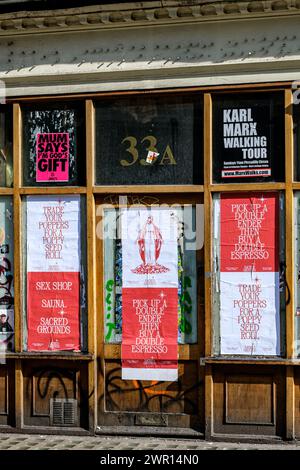 Soho, London UK, 08. März 2024, leerer geschlossener Shop mit Postern über die Fenster Stockfoto