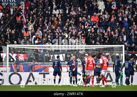 Paris, Frankreich. März 2024. Die Fans von Paris Saint-Germain reagieren auf das Fußballspiel der Ligue 1 zwischen Paris Saint-Germain und Stade de Reims im Parc des Princes Stadion in Paris am 10. März 2024. Foto: Firas Abdullah/ABACAPRESS.COM Credit: Abaca Press/Alamy Live News Stockfoto