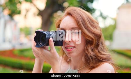 Nahaufnahme einer Frau, die draußen ein Foto macht Stockfoto