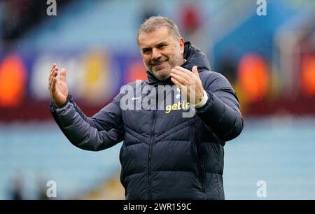 Tottenham Hotspur-Manager Ange Postecoglou feiert nach dem Spiel der Premier League im Villa Park, Birmingham. Bilddatum: Sonntag, 10. März 2024. Stockfoto