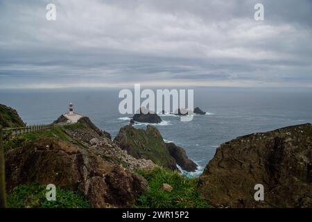 El faro de Cabo Ortegal, en Cariño (A Coruña), es uno de los más escénicos de la costa Española. Stockfoto