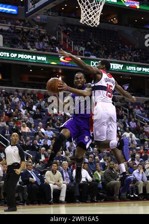 22. Februar 2012: Jordan Crawford (15) von den Washington Wizards bewacht Marcus Thornton (23) von den Sacramento Kings während eines NBA-Spiels im Verizon Center in Washington DC. Kings gewann 115:107. Stockfoto