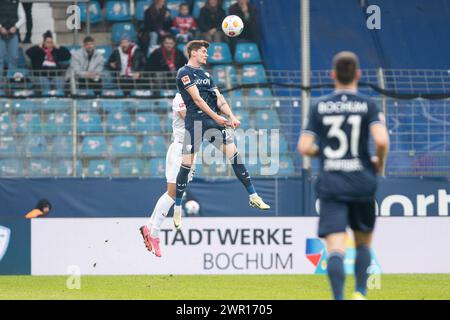 1.Fußball-Bundesliga: VfL Bochum - SC Freiburg 10.03.2024. Moritz Broschinski VfL Bochum, 29 im Zweikampf mit Manuel Gulde SC Freiburg, 5 1.Fußball Bundesliga: VfL Bochum - SC Freiburg Vonovia Ruhrstadion, 10.03.2024. DFL-VORSCHRIFTEN VERBIETEN JEDE VERWENDUNG VON FOTOGRAFIEN ALS BILDSEQUENZEN UND/ODER QUASI-VIDEO Bochum Vonovia Ruhrstadion NRW Deutschland *** 1 Fußball-Bundesliga VfL Bochum SC Freiburg 10 03 2024 Moritz Broschinski VfL Bochum, 29 im Duell mit Manuel Gulde SC Freiburg, 5 1 Fußball-Bundesliga VfL Bochum SC Freiburg Vonovia Ruhrstadion, 10 03 2024 DFL-VORSCHRIFTEN VERBIETEN DIE VERWENDUNG VON LICHTBILDERN Stockfoto