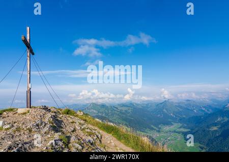 Mellau: Kanisfluh im Bregenzerwaldgebirge, Gipfelkreuz, Blick nach Au im Bregenzerwald, Vorarlberg, Stockfoto